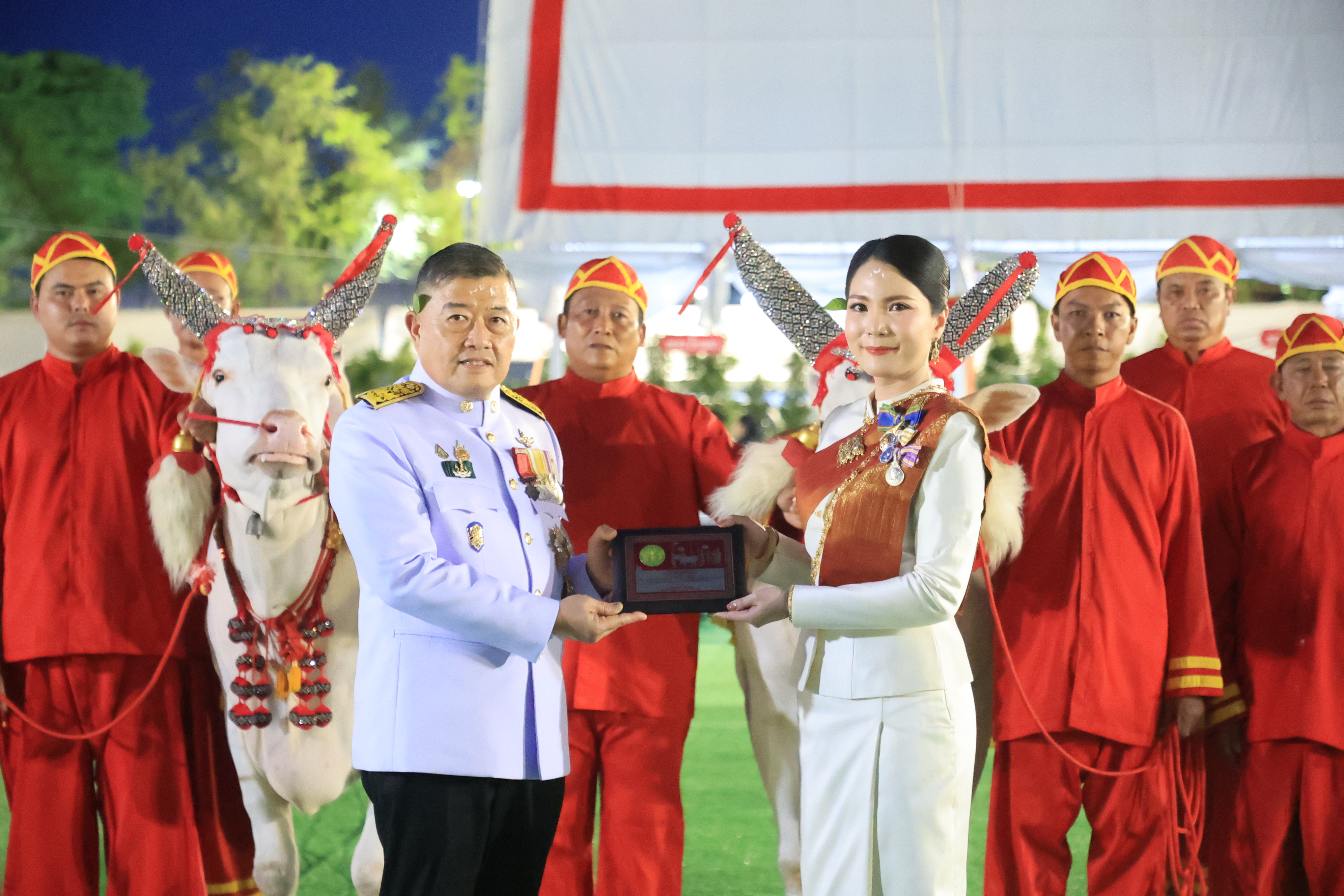 title - ปลัดเกษตรฯ ผู้ทำหน้าที่พระยาแรกนา พร้อมด้วยเทพีคู่หาบทองและเทพีคู่หาบเงิน ทำพิธีล้างมือพระยาแรกนา และเจิมหน้าพระโค